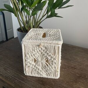 Macrame tissue holder